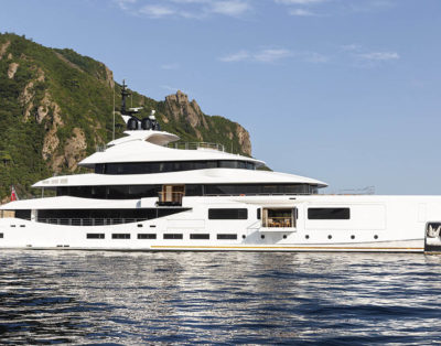 Große Yacht